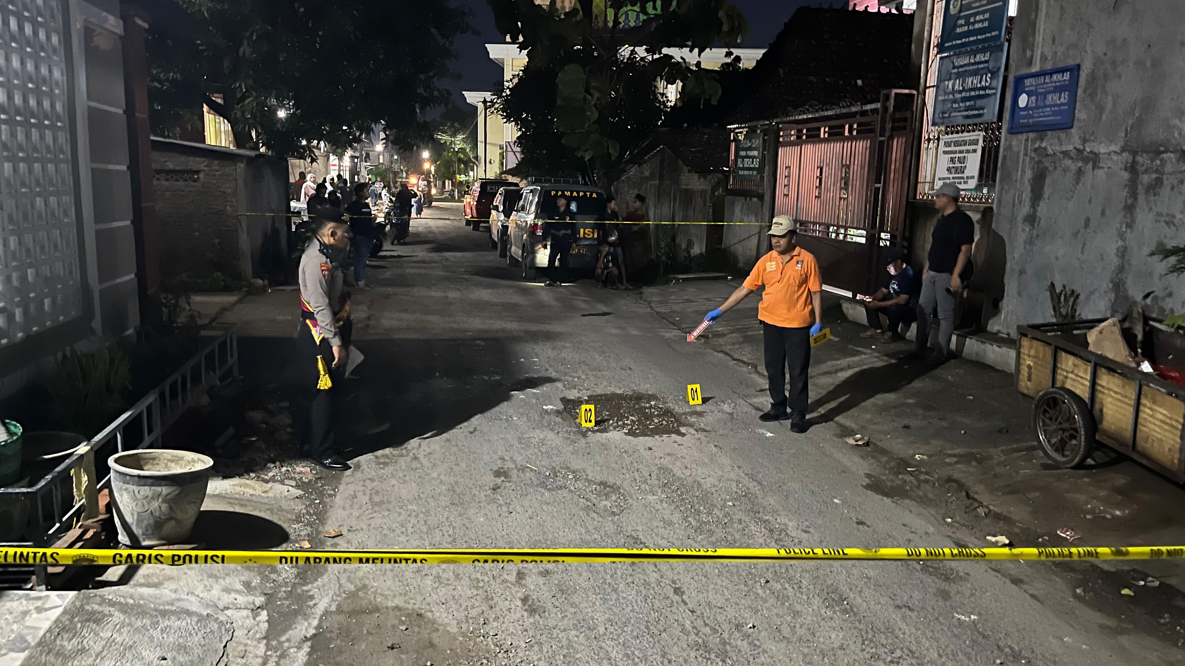 DISELIDIKI: Kepolisian olah TKP di tempat pengeroyokan di wilayah Kayen tadi malam.
