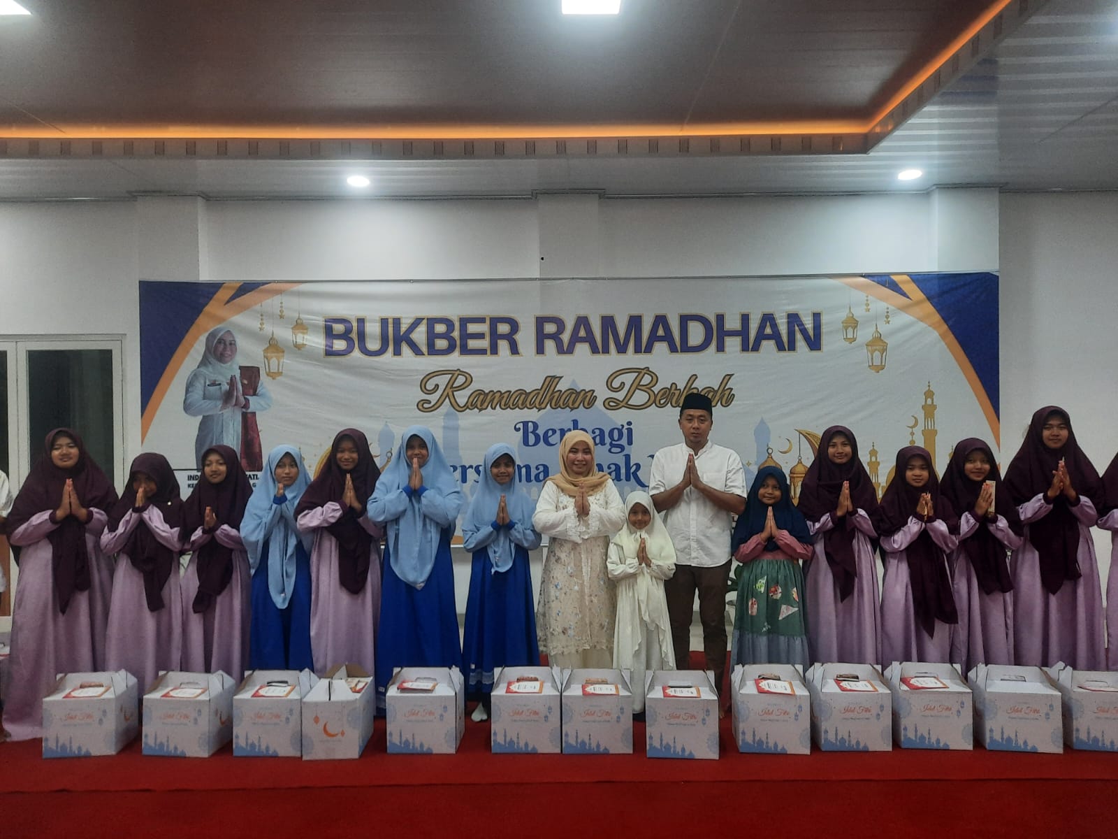 SANTUNAN: Kepala Dinsos Grobogan Indi Agus Velawati saat memberikan santunan ke anak yatim.