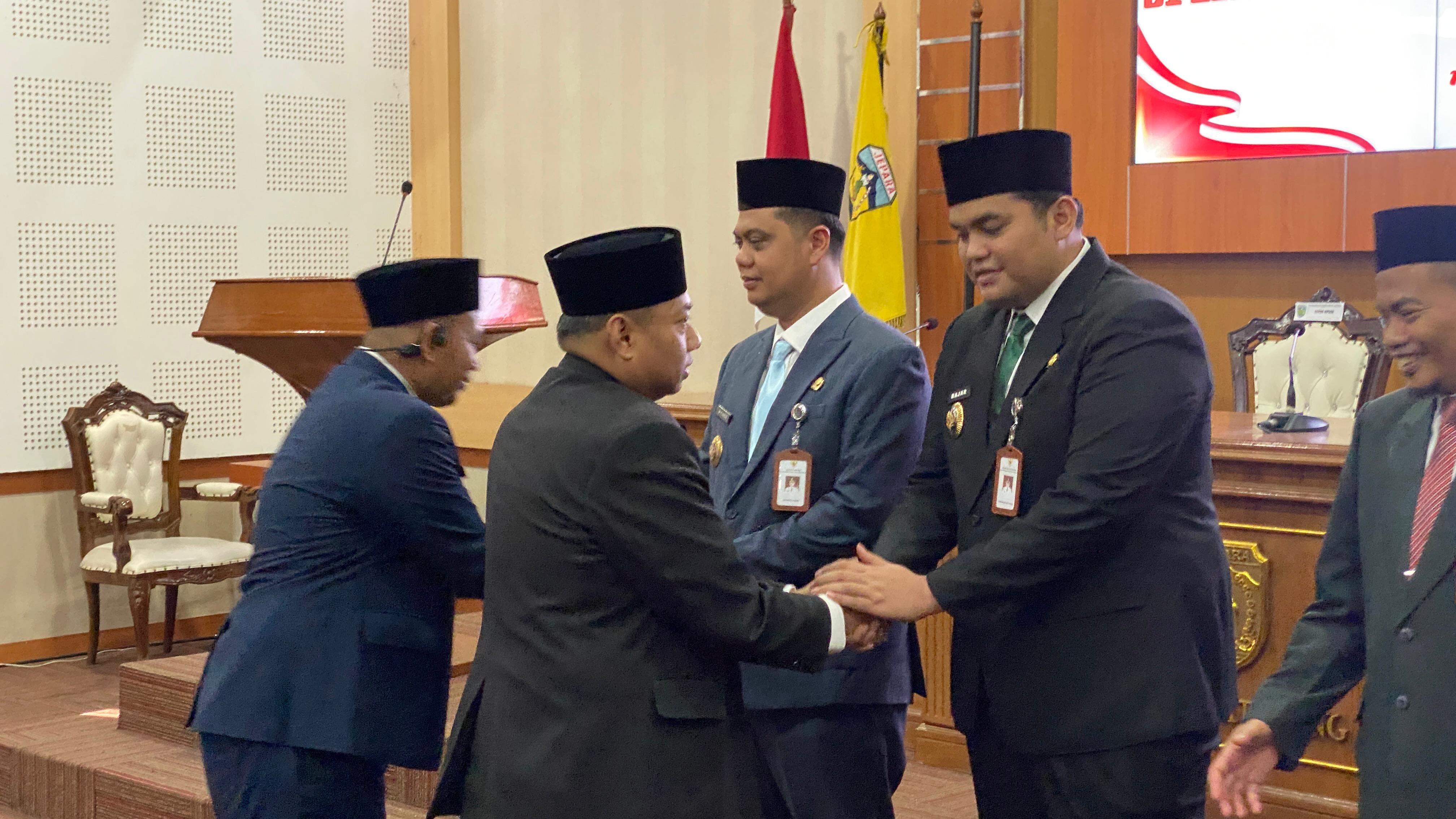 PENYEGARAN: Bupati Jepara Witiarso Utomo dan Wakil Bupati Gus Hajar memberikan selamat kepada para pejabat yang telah dilantik. 