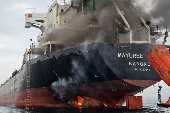 Kapal kargo berbendera Thailand Mayuree Naree menjadi korban serangan di Selat Hormuz pada Rabu (11/3/2026) pagi waktu setempat. (Thai Navy on x.com)