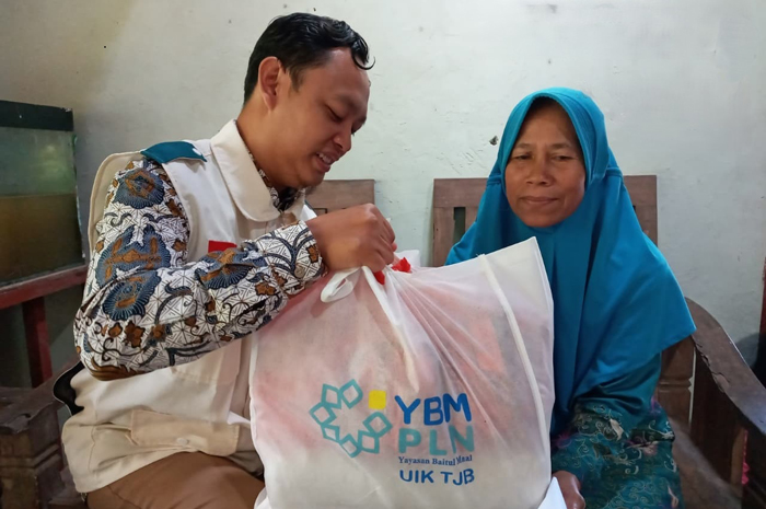 YBM PLN UIK Tanjung Jati B, berikan santunan kepada Tugipah (59), warga Desa Sumanding  