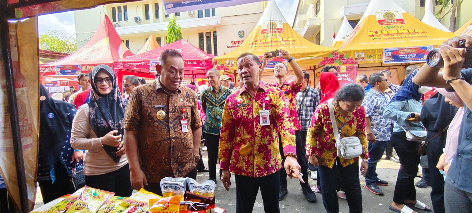 DISERBU WARGA  &ndash; Bupati Grobogan Setyo Hadi didampingi Disperindag Pradana Setiawan meninjau stand pasar murah di halaman Setda Grobogan, Kamis (12/3) 