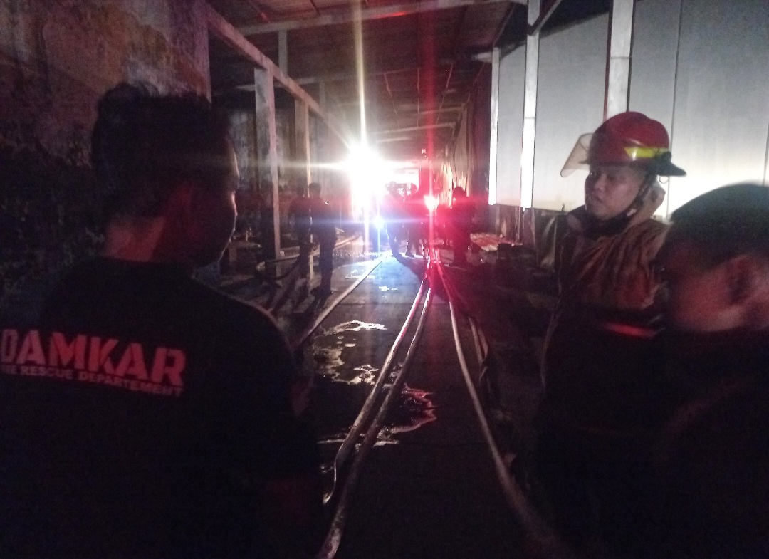 SUASANA TEGANG: Proses pemadaman api pada Rabu (11/3) malam di PT Chengqi.