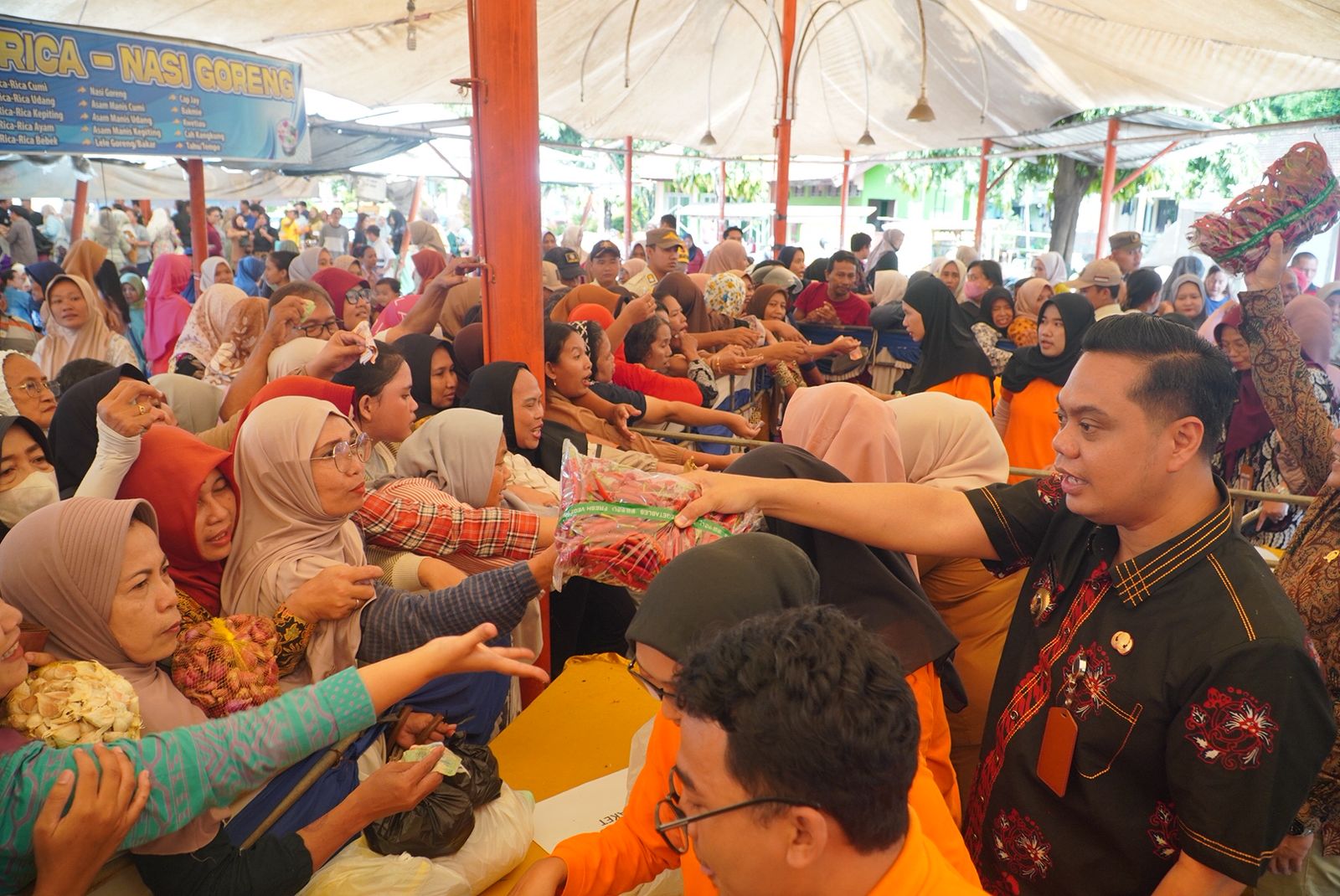 LUDES: Bupati Jepara Witiarso Utomo di antara ibu-ibu yang sedang belanja di Pasar Murah.