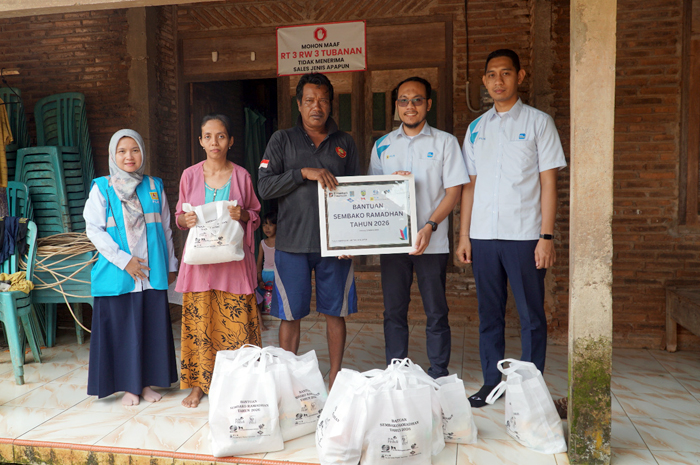 Penyerahan bantuan paket sembako PLN UIK Tanjung Jati B&nbsp;kepada warga Desa Tubanan  