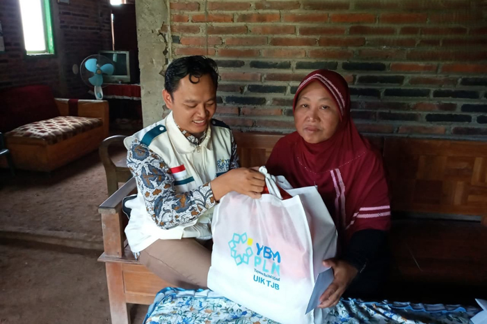 YBM PLN UIK Tanjung Jati B, berikan santunan kepada Suriyah (56), warga Desa Cepogo.  