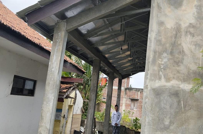 BELUM ADA PLAFON: Atap depan ruang perpustakaan SD 3 Payaman, Mejobo, Kudus, belum terpasang plafon. 