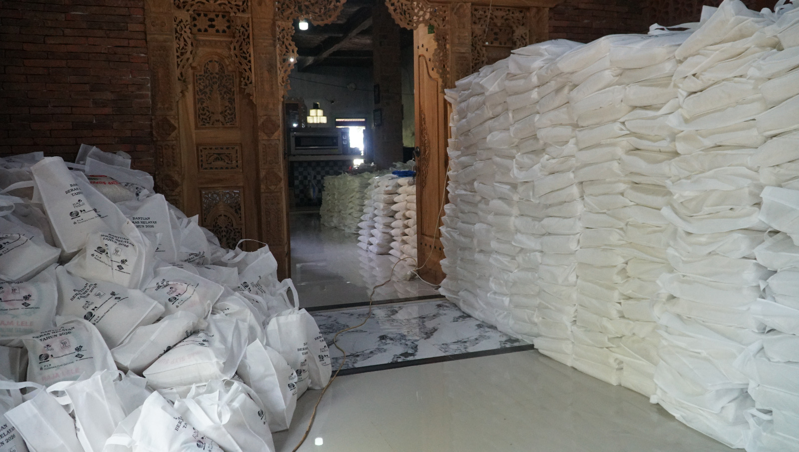 TERUS BERBAGI: 3.200 Paket Beras dari PLN UIK Tanjung Jati B disalurkan  untuk nelayan Jepara.