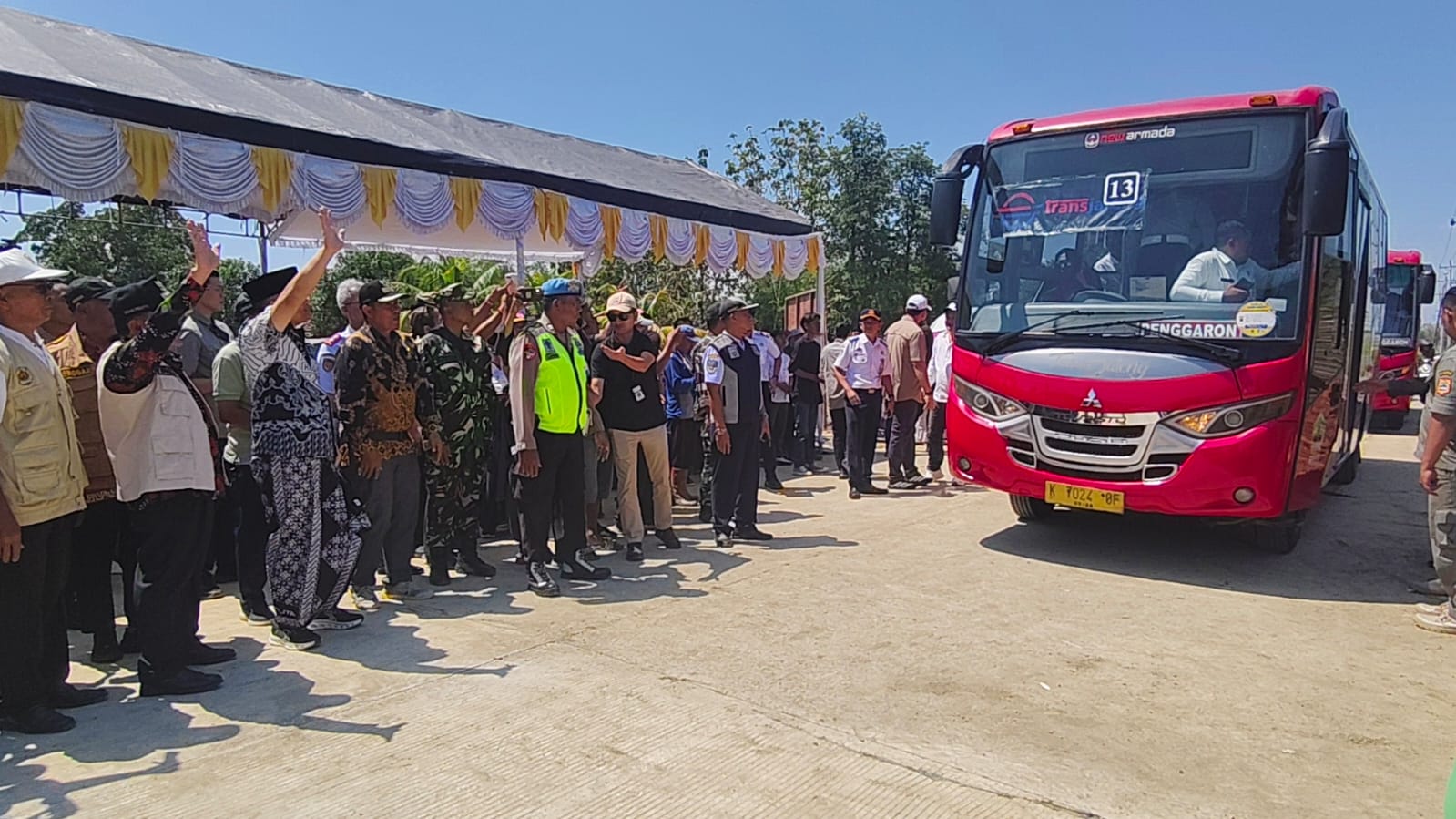 DIBUKA LAGI &ndash; Gubernur Jateng Achmad Luthfi membuka jalan Purwodadi-Semarang tepatnya di Desa Tinanding, Kecamatan Godong usai selesai pembangunanya dan bisa dilewati semua warga. 