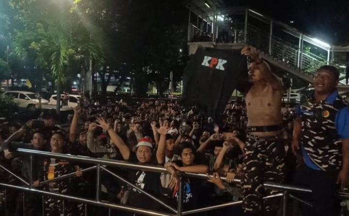 Massa Banser Gelar Aksi Solidaritas Kawal Pemeriksaan Yaqut Cholil Qoumas (@brushcoo)