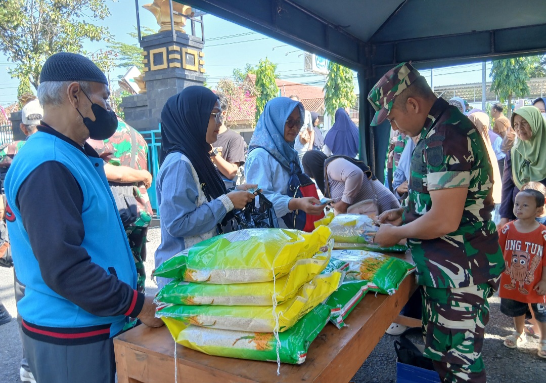 ANTUSIAS: Warga saat mengantri mendapatkan bahan pangan murah di halaman Kodim 0721/Blora