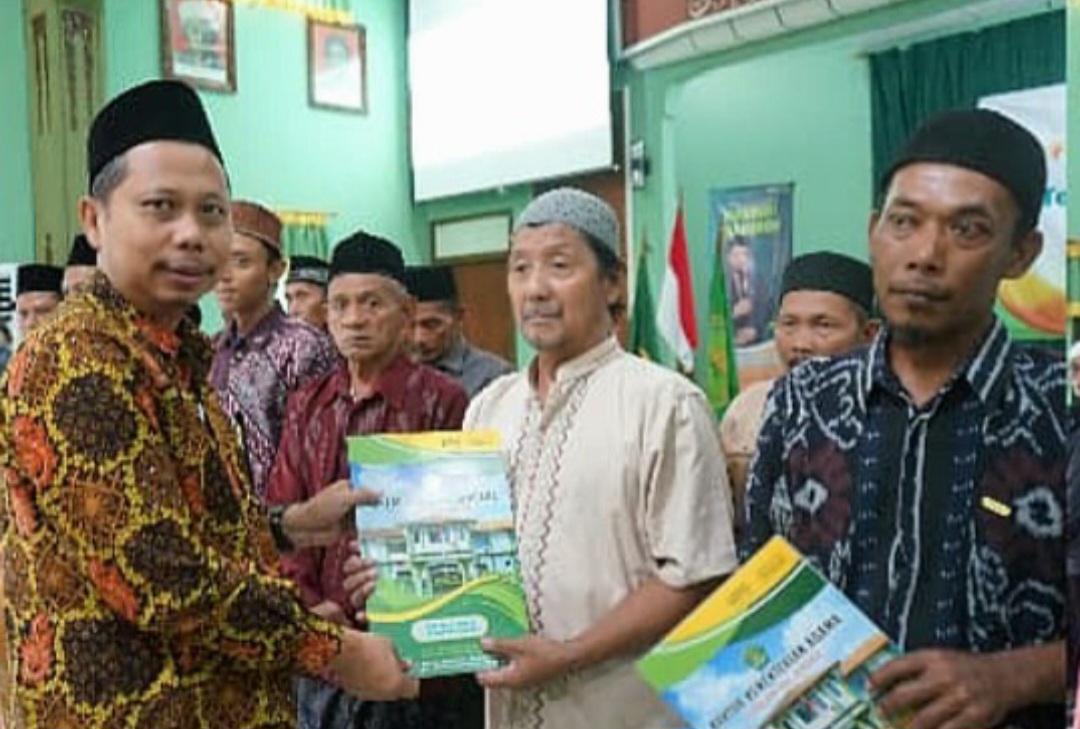 PEDULI: Kepala Kankemenag Kabupaten Jepara Akhsan Muhyiddin memberikan bantuan kepada marbot masjid di Jepara.