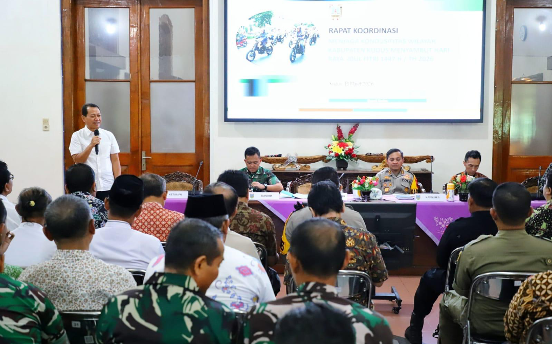 PIMPIN: Bupati Kudus Sam'ani Intakoris memimpim rakor terkait persiapan pengamanan jelang lebaran di Pendapa Belakang Kabupaten Kudus, Jumat (13/3). (DINAS KOMINFO KUDUS UNTUK RADAR KUDUS)