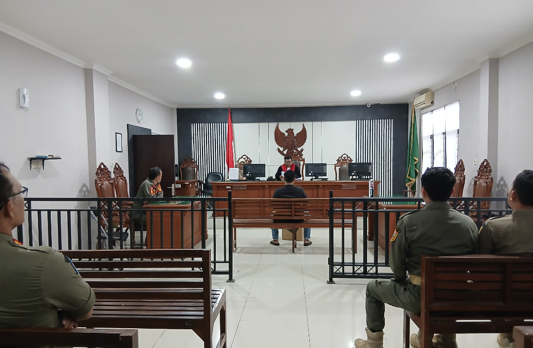 SIDANG: Penjual Miras di Kecamatan Undaan menjalani sidang di PN Kudus, kemarin. (SATPOL PP UNTUK RADAR KUDUS)