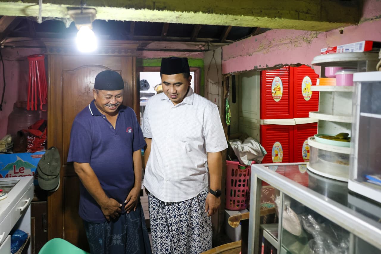 PRIHATIN: Wakil Gubernur Jawa Tengah, Taj Yasin Maimoen melihat rumah di Kecamatan Bonang Demak yang terdampak pendangkalan. 