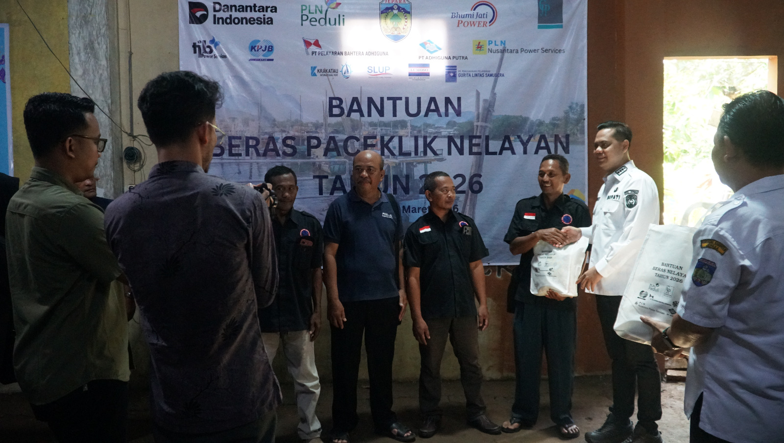 PEDULI: Bupati Jepara, Witiarso Utomo menyerahkan  bantuan paket beras kepada perwakilan nelayan di Kabupaten Jepara.