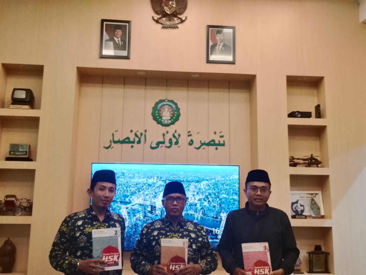 ENOVASI: Salim, kepala MTs NU TBS Kudus (tengah) didampingi Ustaz Baidlowi SIF (kiri) dan Ustaz Faishol Firdaus, dosen Unwahas sekaligus mentor Bahasa Mandarin.