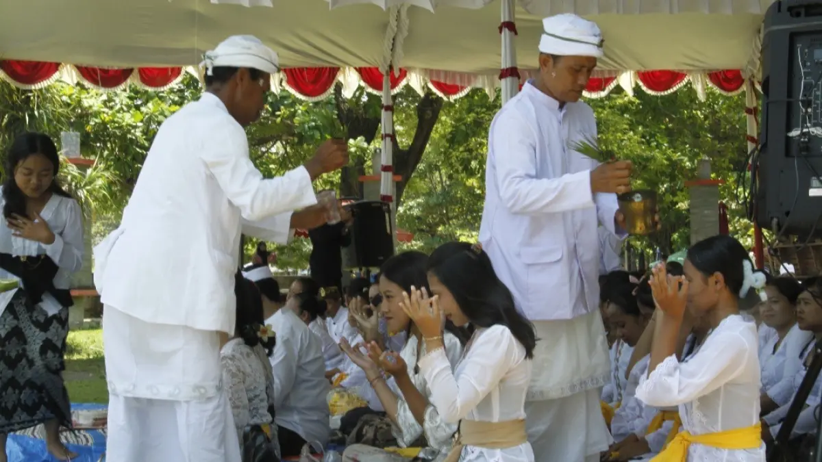 ANTUSIAS: Para umat tengah mengikuti prosesi persembahyangan. (FIKRI THOHARUDIN/RADAR KUDUS)