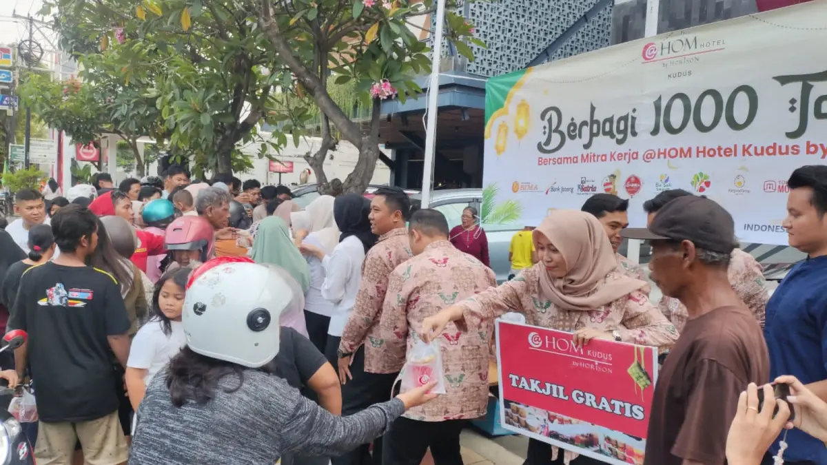 BERBAGI: Manajemen @HOM Hotel Kudus membagikan 1.000 paket takil kepada warga.&nbsp;(GALIH ERLAMBANG W/Radar Kudus)