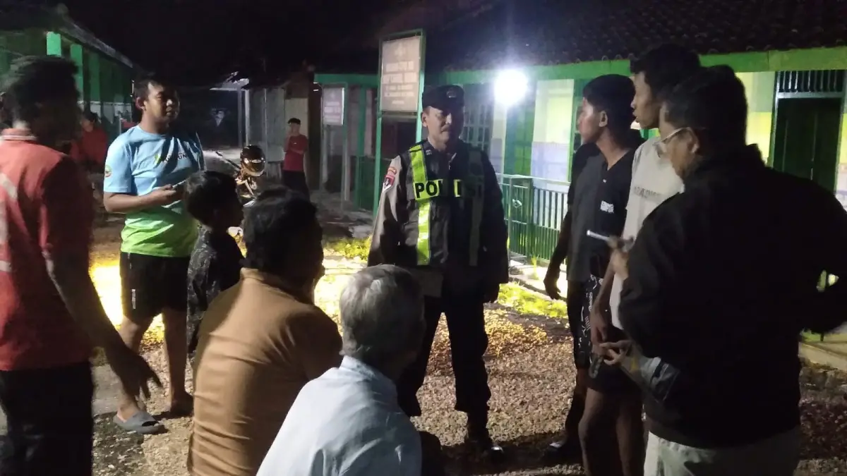 CEK: Personil Polsek Banjarejo saat melakukan olah TKP Dukuh Sasak, Desa Buluroto, Kecamatan Banjarejo.