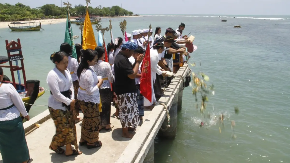LARUNG: Perwakilan dari umat Hindu melakukan larung banten atau sesaji dari Dermaga Pantai Bandengan. (FIKRI THOHARUDIN/RADAR KUDUS)