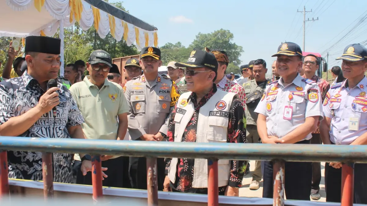 MEMBUKA JALUR: Gubernur Jateng Ahmad Luthfi dan Wakil Bupati Grobogan Sugeng Prasetyo saat membuka jalan Semarang-Purwodadi akibat tanggul jebol. 
