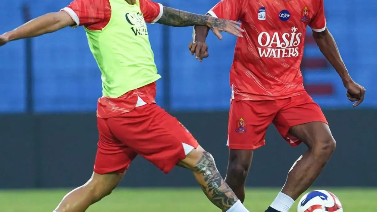 MO PERSIJAP UNTUK RADAR KUDUS 
BERGAIRAH: Alexis Gomez serta Buyung Ismu tengah menjalani latihan rutin belum lama ini.
