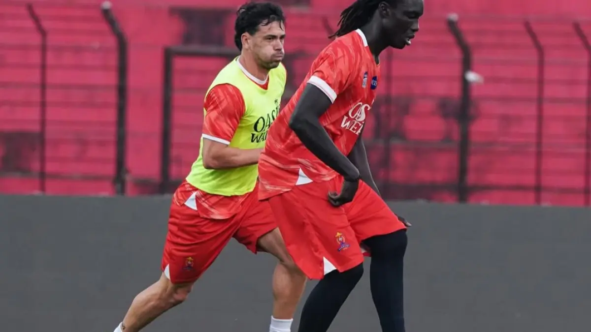 PRESSING: Iker Guarrotxena latihan bersama Aly Ndom.