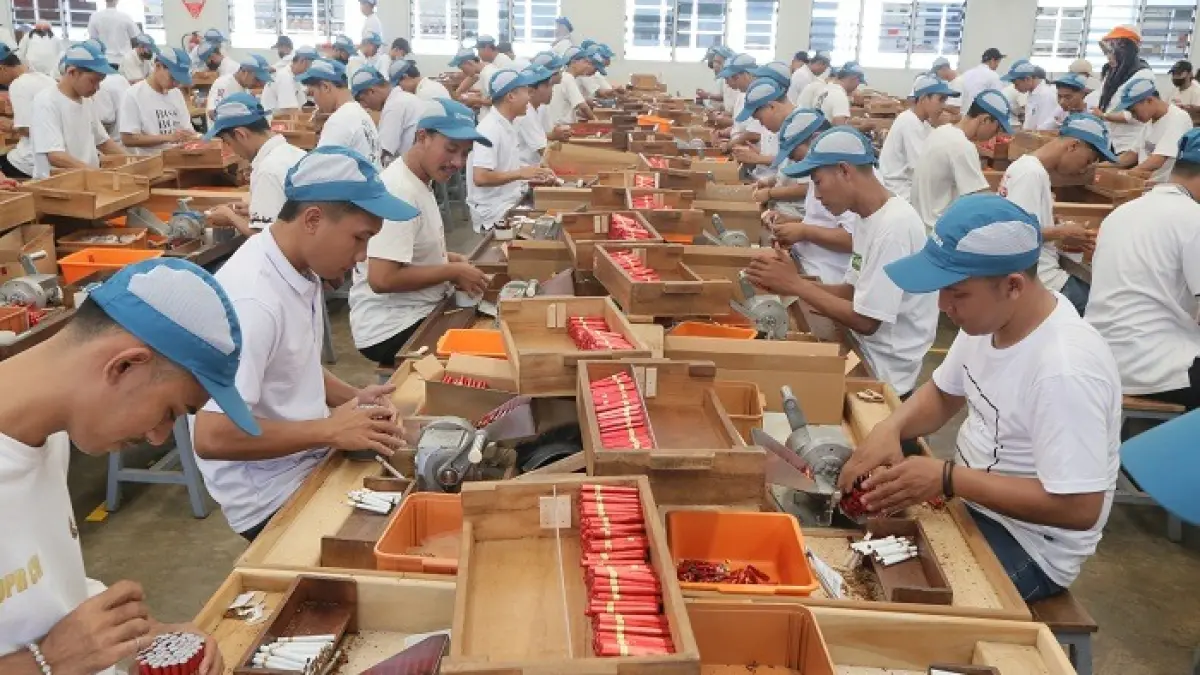 PRODUKTIF: Pekerja laki-laki memproduksi sigaret kretek tangan di brak Djarum Tanjungkarang. 