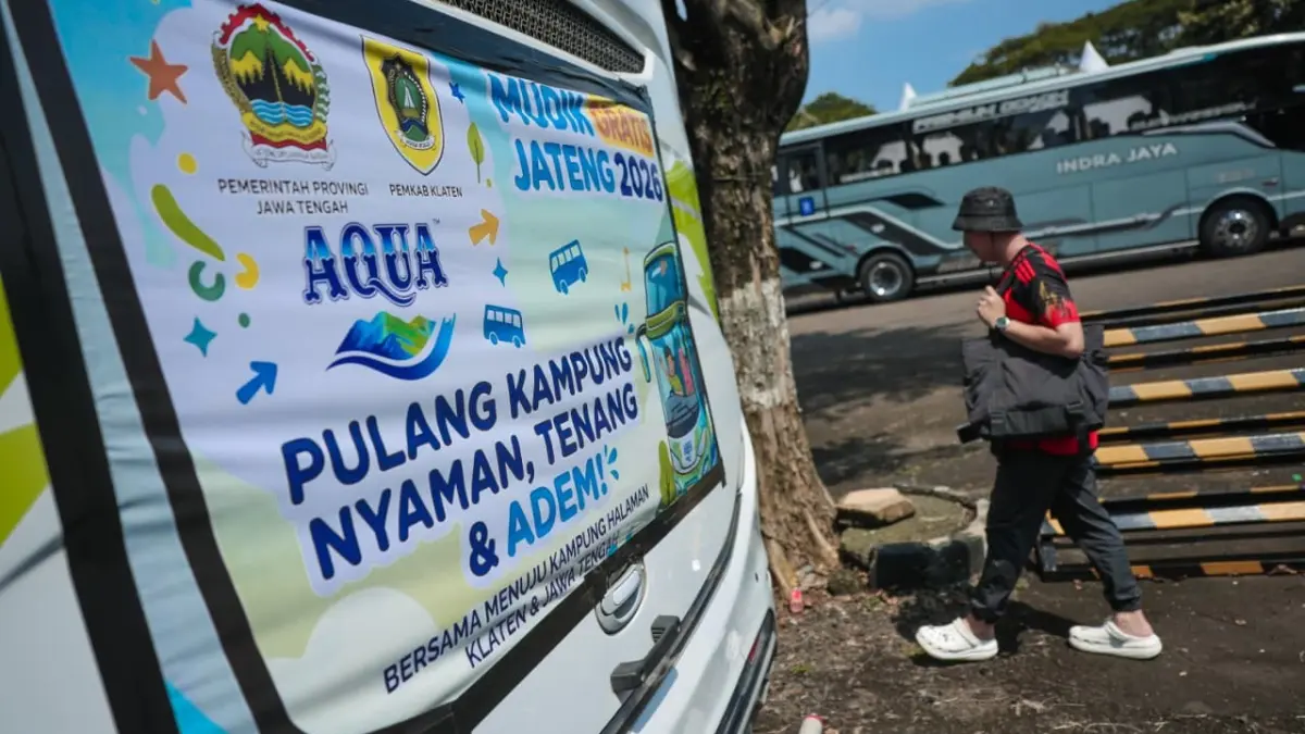 SIAP BALIK JATENG: Pekerja melewati bus yang akan membawa mudik ke Jawa Tengah kemarin.