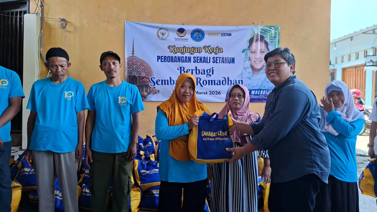 SIMBOLIS: Sahabat Lestari membagikan paket sembako secara simbolis kepada disabilitas Kudus, Sabtu (14/3). (ANDIKA TRISNA SAPUTRA/RADAR KUDUS)