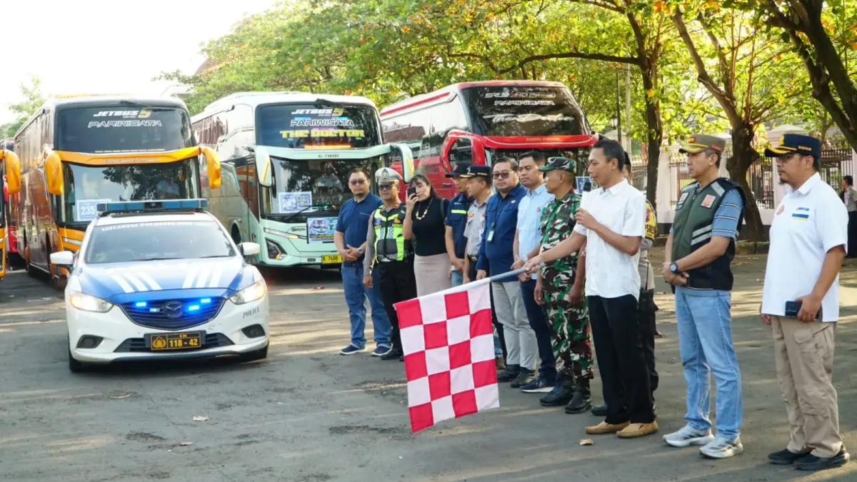 START: PJ Sekda Pati Teguh Widiyatmoko memberangkatkan 16 armada bus untuk menjemput warga yang mudik dari Jabodetabek.