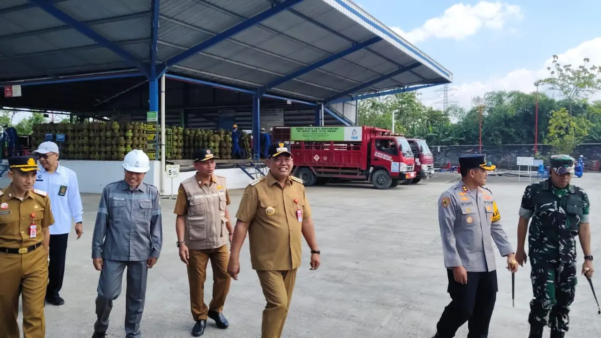 CEK LAPANGAN – Bupati Grobogan Setyo Hadi bersama Forkopinda lakukan pemantauan ketersediaan gas LPG3 Kg di SPBE Putat Purwodadi jelang Hari Raya Idul Fitri, Senin (16/3). 