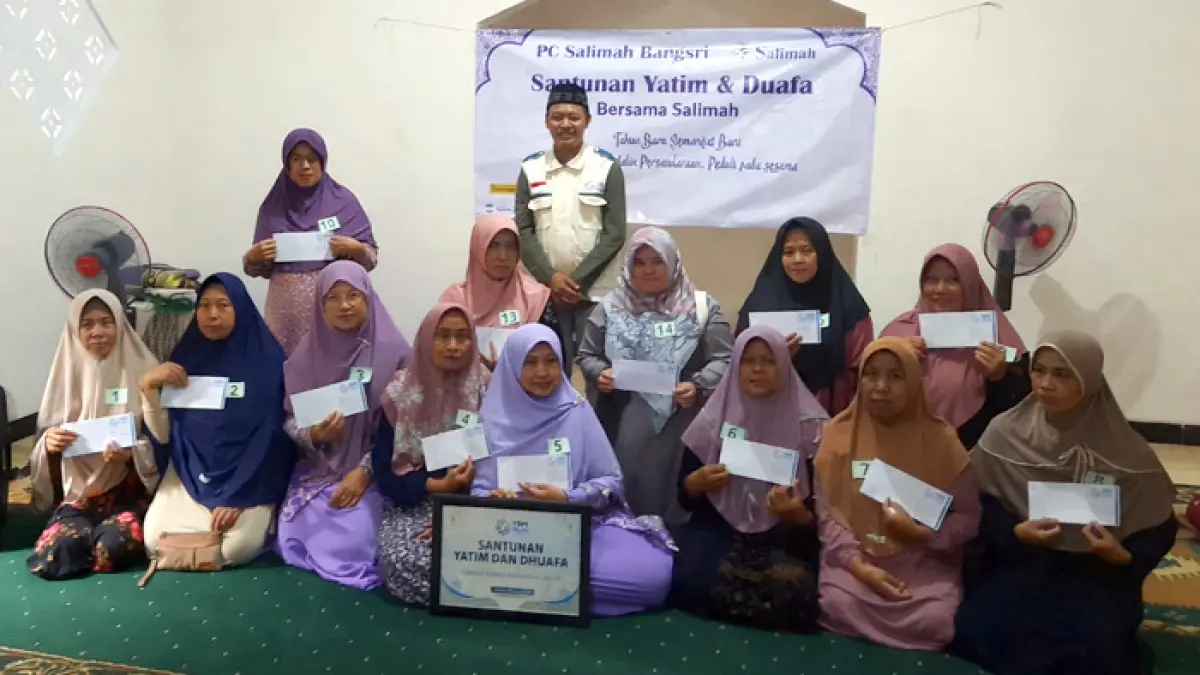 Foto bersama YBM PLN UIK Tanjung Jati B dan 15 dhuafa penerima bantuan di desa Jeruk Wangi. (PLN UIK Tanjung Jati B)