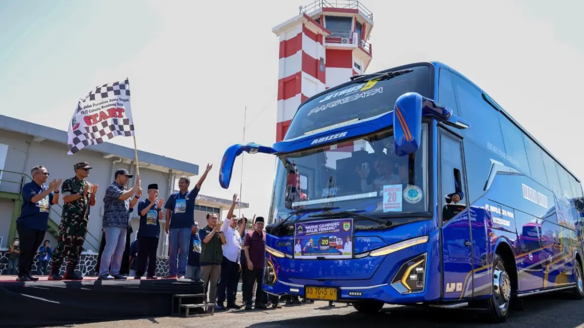 LEPAS MUDIK: Wakil Gubernur Jawa Tengah, Taj Yasin Maimoen, yang melepas langsung keberangkatan para perantau, turut merasakan kebahagiaan para pemudik.