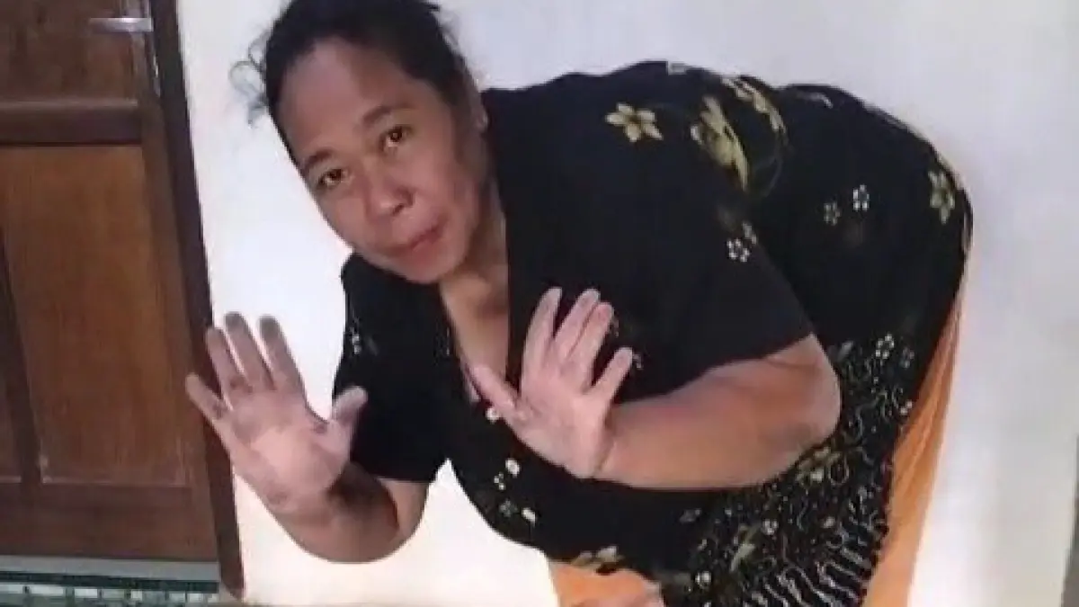 MENGGANGGU: Warga menunjukkan debu hitam yang menempel di lantai-lantai dan area rumah, yang diusap ditelapak tangannya.