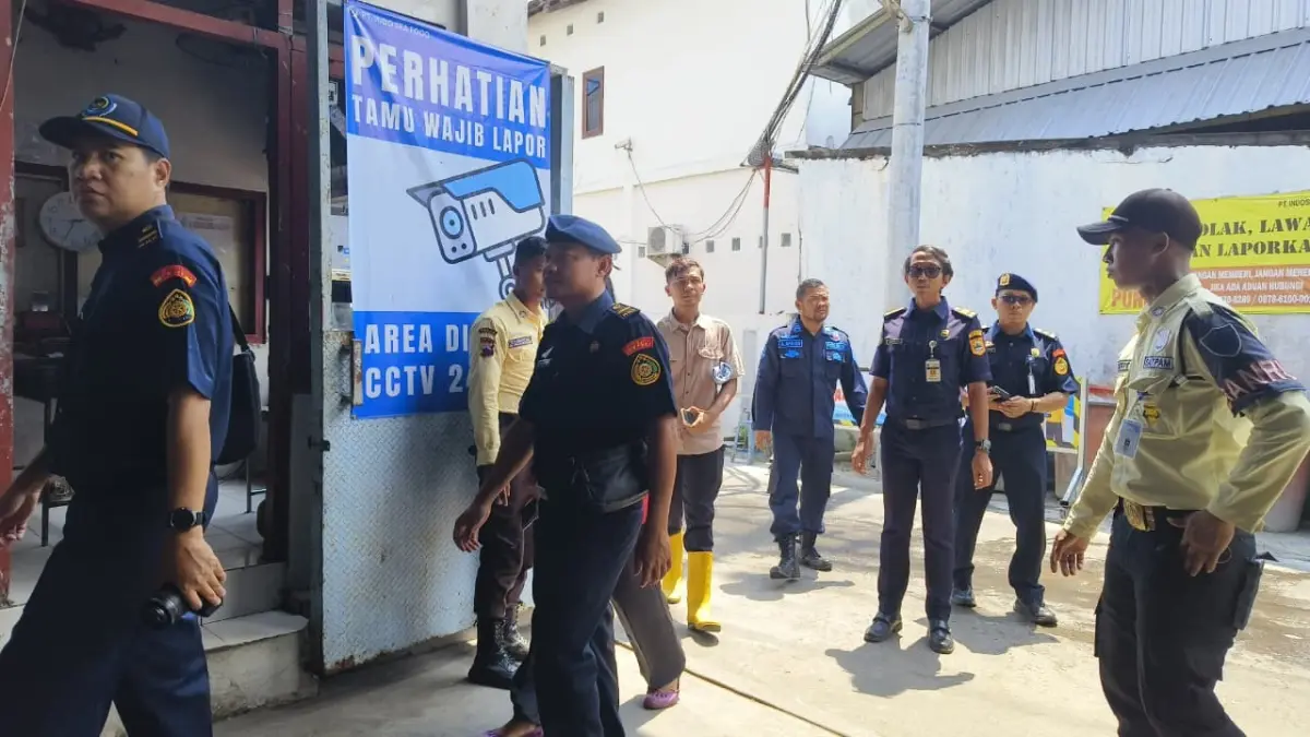 PASANG LARANGAN: Petugas KKP memasang pengumuman penutupan sementara pabrik Indo Seafood di Kaliori Kemarin. (ISTIMEWA UNTUK RADAR KUDUS)