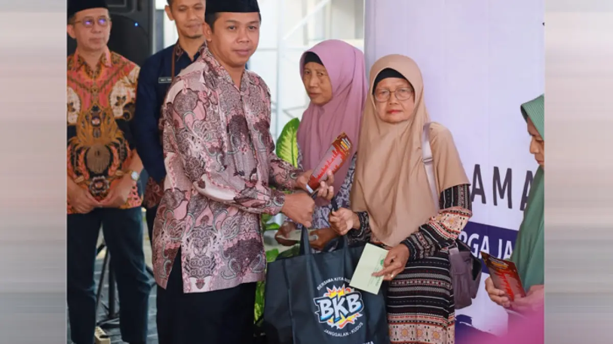 Ratusan warga Desa Janggalan terima paket sembako (DOK ISTIMEWA)