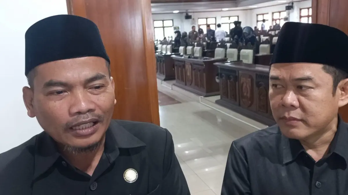 Sekda Jepara Ary Bachtiar (kiri) didampingi Ketua DPRD Kabupaten Jepara Agus Sutisna (kanan).(FIKRI THOHARUDIN/RADAR KUDUS)