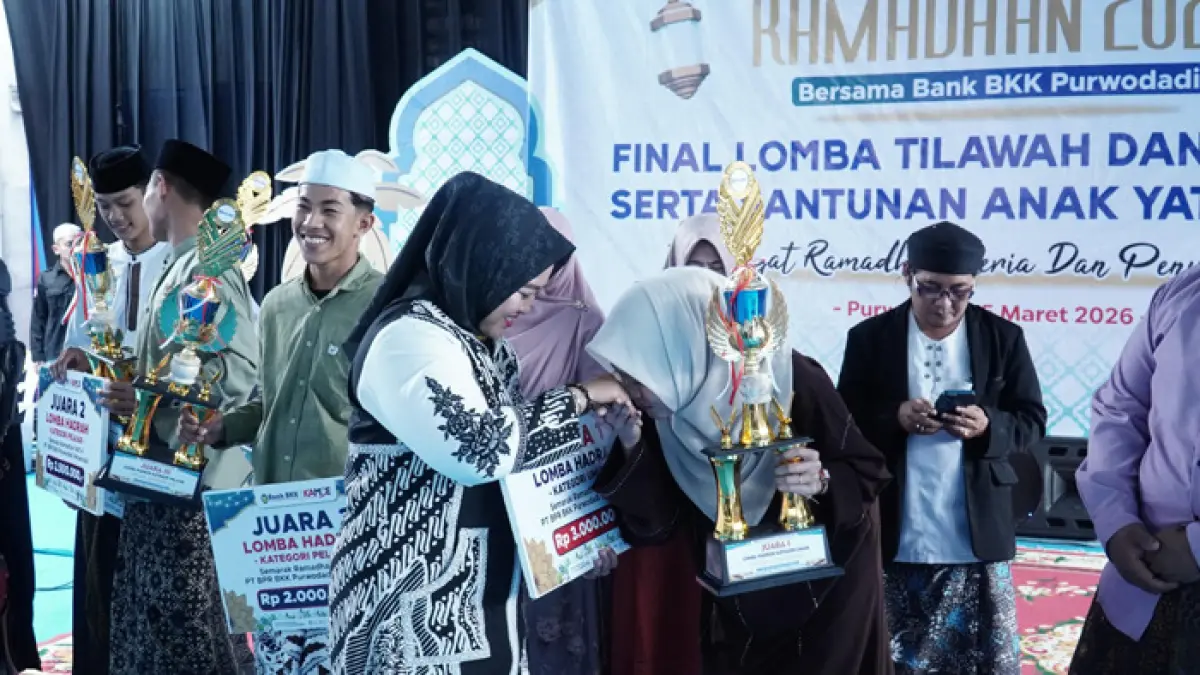 SERAHKAN HADIAH: Direktur Utama BKK Purwodadi Anita Fitriani Yusuf menyerahkan hadiah utama kepada pemenang lomba Hadrah Semarak Ramadan BKK Purwodadi. (SIROJUL MUNIR/RADAR KUDUS)
