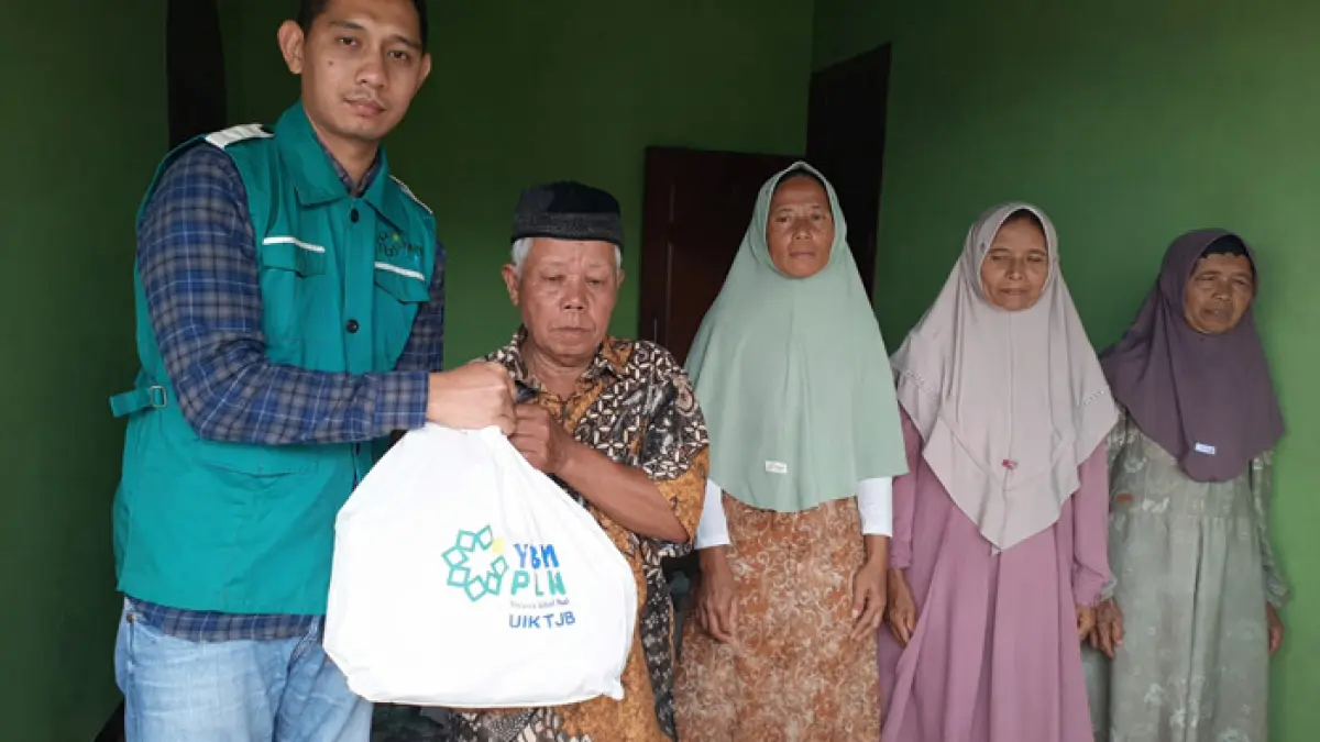 Simbolis penyerahan bingkisan ramadhan dari YBM PLN UIK Tanjung Jati B kepada dhuafa di rumah sedekah Damarwulan