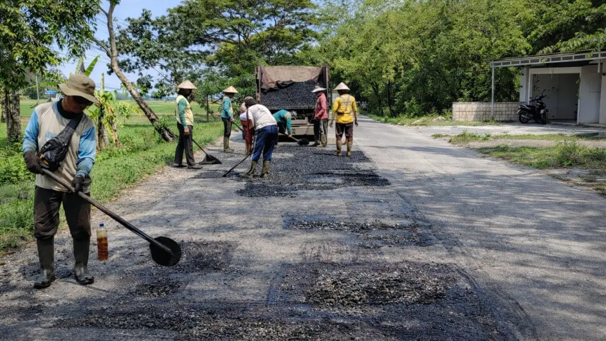 TAMBAL SULAM: BPJ Wilayah Purwodadi saat melakukan tambal dan sulam jalan.