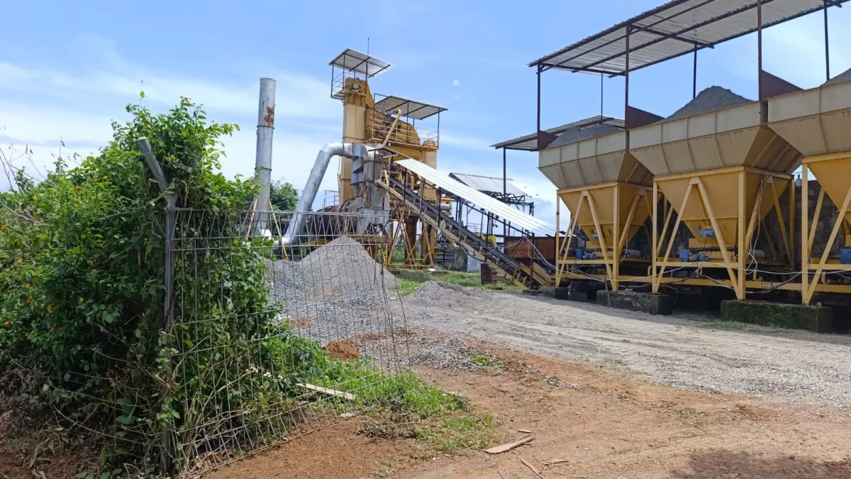 TANPA FILTER: Kondisi AMP yang diduga menjadi sumber debu yang meresahkan warga Desa Kemujan, Kecamatan Karimunjawa. (BAMBANG ZAKARYA UNTUK RADAR KUDUS)