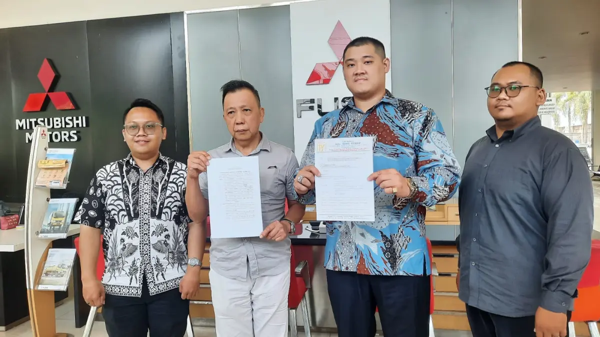 TUNJUKKAN BUKTI: Branch Manajer PT. Gunung Muria Kudus Hermawan (dua kiri) bersama pengacara Yusuf menunjukkan bukti gugatan PT. Gunung Muria tidak dapat di terima. (INDAH SUSANTI/RADAR KUDUS)