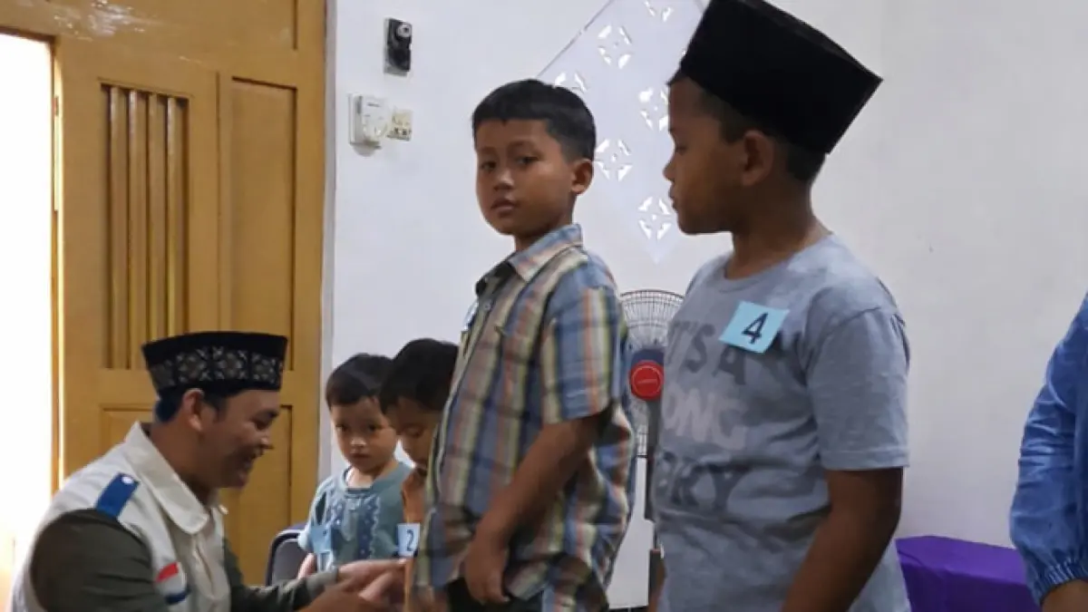 YBM PLN UIK Tanjung Jati B menyalurkan bantuan kepada 15 anak yatim di desa Jeruk Wangi. (PLN UIK Tanjung Jati B)