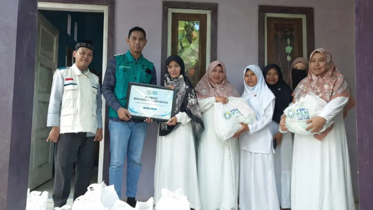 YBM PLN UIK Tanjung Jati B menyalurkan bingkisan ramadhan kepada Guru Honorer Di Desa Cepogo 