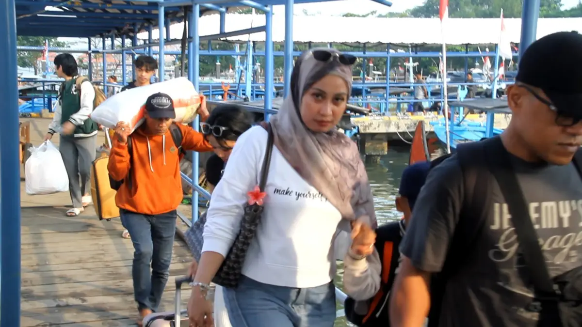 ANTUSIAS: Warga Karimunjawa hendak naik Kapal Bahari Express 3C, program mudik gratis hari pertama pada Selasa (17/3) pagi. (FIKRI THOHARUDIN/RADAR KUDUS)