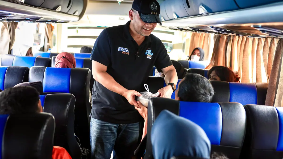HUMBLE: Seorang pemudik memberikan sebungkus bakso kepada Gubernur Jawa Tengah, Ahmad Luthfi. Bagi sang perantau, bingkisan itu merupakan bentuk terima kasih atas kesempatan pulang kampung melalui program tersebut.