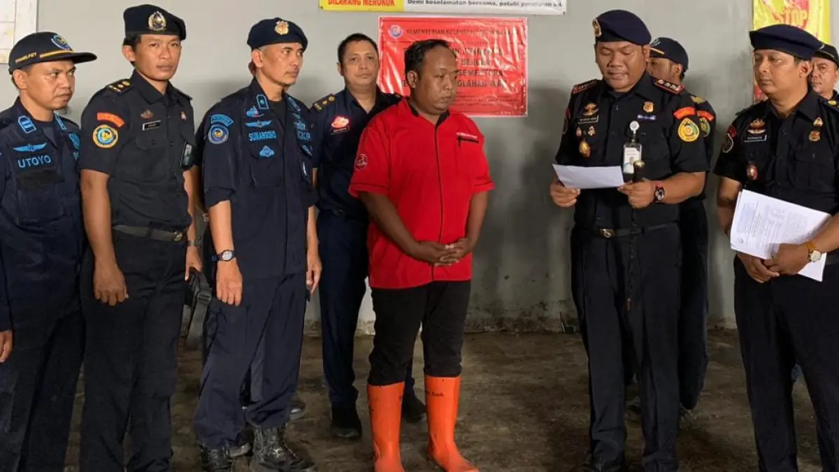 ISTIMEWA UNTUK RADAR KUDUS
TINDAK TEGAS: Petugas KKP menertibkan pabrik Indo Seafood yang diduga melakukan pencemaran, Senin (16/3).
