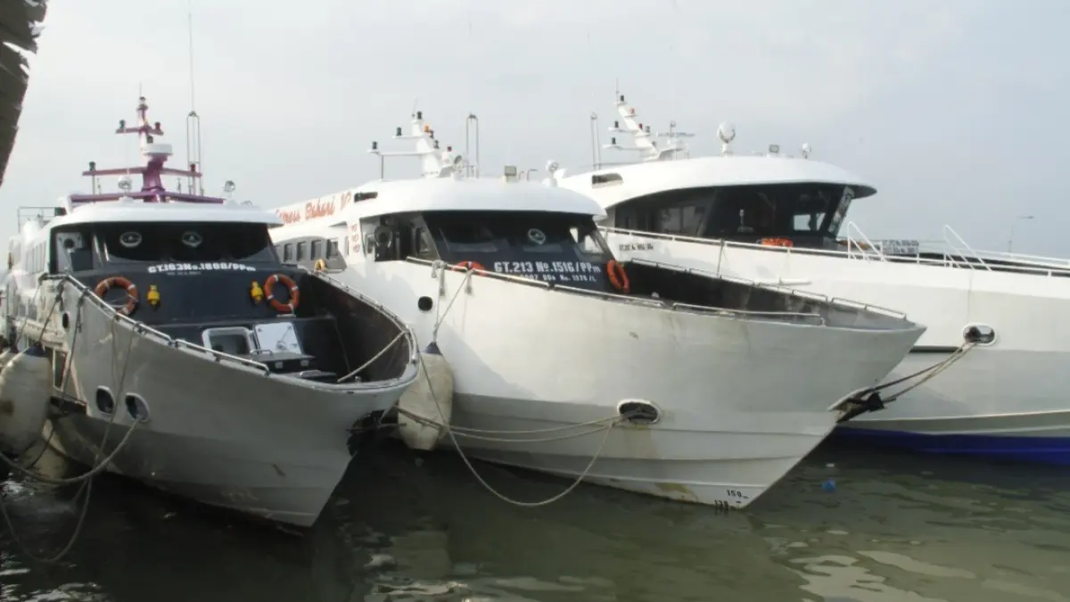 JADWAL PENUH: Kapal Express Bahari tengah bersandar di Pelabuhan Penyeberangan Jepara pada Selasa (17/3) pagi. (FIKRI THOHARUDIN/RADAR KUDUS)